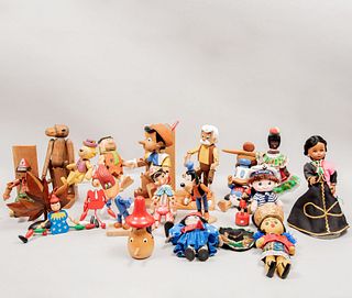 Lote de 21 muñecos y marionetas. SXX. Elaborados en madera tallada, tela y material sintético. Consta de 7 Pinochos, Geppetto, otros.