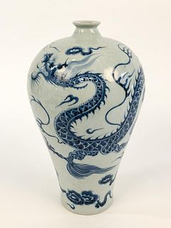 CHINESE MING STYLE BLUE AND WHITE MEIPING VASE