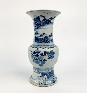 CHINESE QING STYLE BLUE AND WHITE FENGWEIZUN VASE