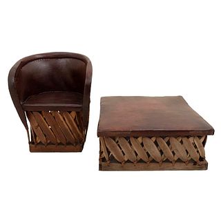 Equipal y taburete. Siglo XX. Estilo rústico. En talla de madera. Con respaldo semiabierto de mimbre y asientos tipo pielcolor marrón.