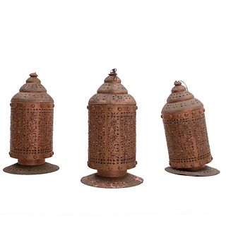 Lote de 3 lámparas de techo. Siglo XX. Estilo marroquí. Elaboradas en latón. Para una luz. Decoradas con elementos calados. 90 x 32 cm