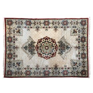 Tapete. Persia. Siglo XX. Estilo Tabriz Imperial. Anudado en fibras de lana y algodón. Decorado con rosetón central.