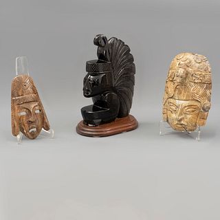 Lote de 3 piezas. México. Siglo XX. Tallas en piedra y obsidiana. Consta de: figura con penacho y 2 máscaras.