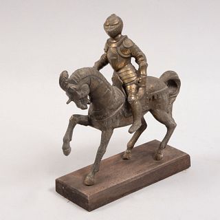 Escultura ecuestre. Siglo XX. Fundición de metal con base de madera. Con caballero y armadura.