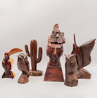 Lote de 6 figuras decorativas. México, S.XX. Tallas en madera de palofierro. Consta de: cactus, 2 búhos, tucán, marlín y Pakal.