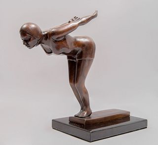 Ariadne Orozco. Clavadista. Fundición en bronce patinado con base de mármol negro. 24 x 28 x 9.5 cm