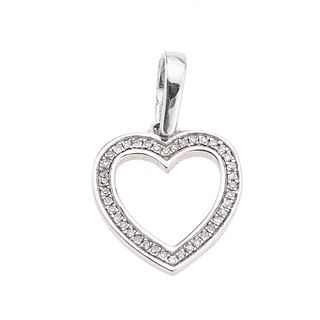 Pendiente con diamantes en oro blanco de 14k. 36 diamantes corte 8 x 8. Diseño en forma de corazón. Peso: 1.4 g.