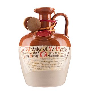 Ye Monks. 12 años. Blended. Scotch whisky. Licorera de ceramica con tapón. En presentación de 750 ml.
