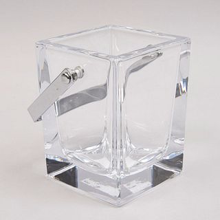 Hielera. Francia, siglo XX. Elaborada en cristal Sèvres. Diseño cuadrangular con agarradera de metal cromado.