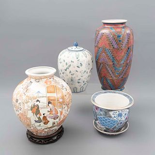 Lote de 4 piezas. China. Siglo XX. Elaboradas en porcelana y cerámica. Consta de: tibor, maceta con plato base y 2 jarrones.