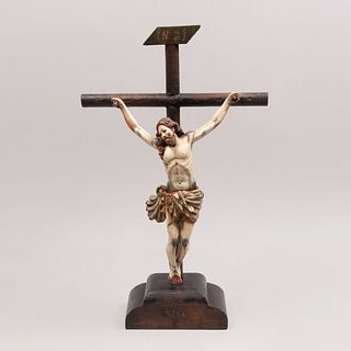 Cristo en la cruz. Siglo XX. Cristo en pasta policromada en cruz latina de madera. 33 x 21 cm