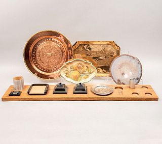 Lote mixto de 5 piezas. México, siglo XX.Consta de: Barra para escritorio en madera, platos decorativos en cobre, bronce y otros.Pz:5