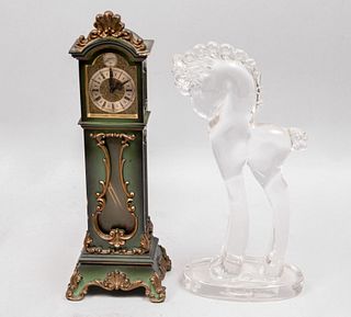 Lote de 2 piezas. Origen europeo. SXX. En cristal de Murano y resina policromada. Consta de: reloj grandfather y figura de caballo.