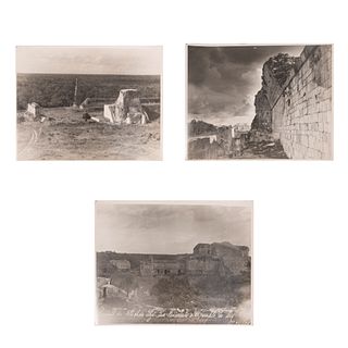 Lote de 3 fotografías de Chichen Itzá, México. Con sello seco de Foto Estudio Segovia México. Consta de: a) El juego de pelota. Otros.