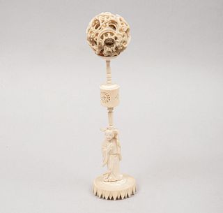 Esfera de Cantón. China, siglo XX. Talla en marfil con motivos calados y esgrafiados. Consta de: base y esfera.