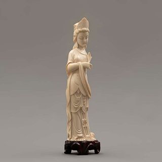 Guan Yin. Origen oriental. Siglo XX. Elaborada en marfil. Con base de madera. Decorada con elementos esgrafiados.