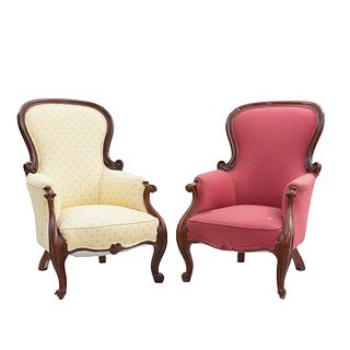 Lote de 2 sillones. Siglo XX. En talla de madera. Con respaldos cerrados y asientos acojinados. Uno en tapicería bermellón.