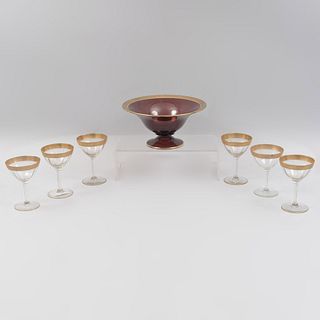 Lote de 7 piezas. SXX. Elaborados en cristal de Bohemia. Consta de: centro de mesa y 6 copas para coctél. Decoradas con esmalte dorado.