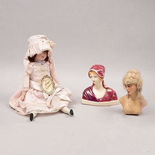 Lote de muñeca y 2 bustos. Canadá y México. Siglo XX. Elaboradas en madera, yeso, cera, cerámica vidriada y porcelana.