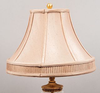 Lámpara de mesa. Siglo XX. Estilo francés. Elaborada en metal dorado y cristal. Para una luz. Con pantalla de tela. 70 cm altura.