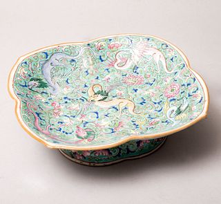 Centro de mesa. Origen oriental. Siglo XX. Elaborado en cerámica. Decorado con aves, dragones, motivos vegetales y florales.