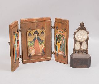 Lote de 2 artículos religiosos. Siglo XX. Elaborados en madera, metal y marfilina. Consta de: tríptico y retablo miniatura.