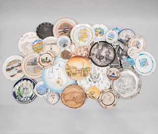 Lote de 32 platos decorativos. Diferentes orígenes y diseños. Siglo XX. Elaborados en porcelana, cerámica y otros materiales.