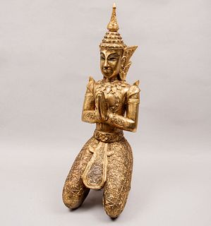 Príncipe Siddharta Gautama (Buda) en oración. Tailandia. Siglo XX. En talla de madera. Decorado con esmalte dorado y relieves.