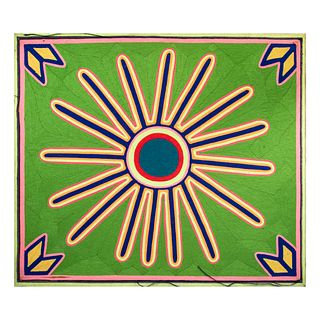 Panel Wixárika. México. Siglo XX. Elaboradas con estambre multicolor y cera de Campeche sobre madera. Decorada con sol. 96 x 110 cm