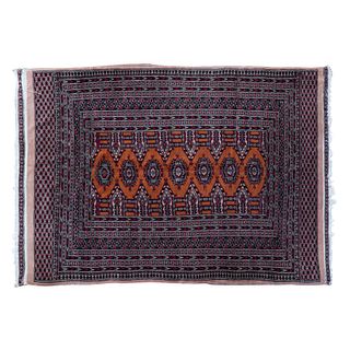 Tapete. Pakistán. Siglo XX. Estilo Boukhara. Anudado a mano en fibras de lana. Decorado con elementos geométricos. 127 x 173 cm