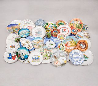 Lote de 70 platos decorativos. Diferentes orígenes y diseños. Siglo XX. Elaborados en porcelana, cerámica y otros materiales.