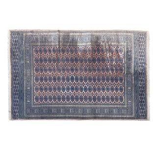 Tapete. Siglo XX. Estilo Boukhara. Elaborado en fibras de lana y algodón. Decorado con elementos geométricos. 230 x 149 cm