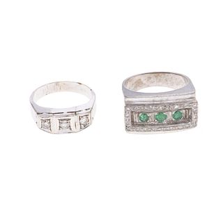 Dos anillos con esmeraldas y diamantes en plata paladio. 3 esmeraldas corte redondo. 23 diamantes corte 8 x 8 y brillante. Talla 8 y 9.