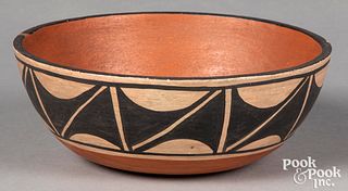 Contemporary Santo Domingo Native American Indian pottery chile bowl