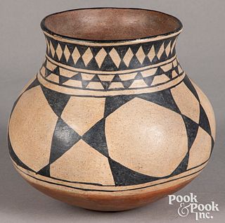 Pueblo Indian Santo Domingo olla vase