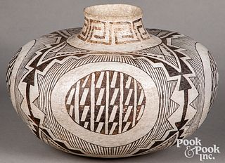 Large Anasazi Indian pottery olla