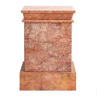 Pedestal. Siglo XX. En talla de mármol rosado jaspeado. Con cubierta rectangular, fuste liso y soporte rectangular. 65 x 46 x 36 cm