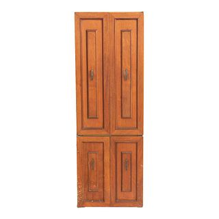 Armario. Siglo XX. En talla de madera. Con 4 puertas abatibles con tiradores, entrepaños internos y espejo. 175 x 59 x 59 cm