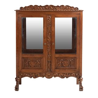 Vitrina. SXX. Estilo español. En talla de madera. Con 2 puertas abatibles y laterales con cristal y espejo interno. 163 x 126 x 37 cm