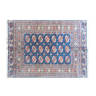 Tapete. Siglo XX. Estilo Boukhara. Elaborado en fibras de lana. Decorado con elementos geométricos y florales. 225 x 165 cm