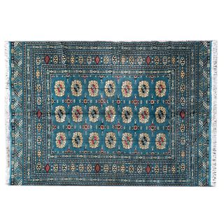 Tapete. Siglo XX. Estilo Boukhara. Elaborado en fibras de lana y algodón. Decorado con elementos geométricos y florales. 232 x 165 cm