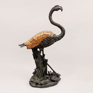 Lámpara de mesa. Siglo XX. Diseño a manera de flamingo. Estilo Art Nouveau. Elaborada en resina moldeada. Electrificada para una luz.