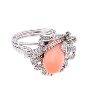 Anillo vintage con coral y diamantes en plata paladio. 1 coral color rosa en talla cilíndrica. 29 diamantes corte 8 x 8. Talla...