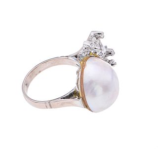 Anillo vintage con media perla y diamantes en plata paladio. 1 media perla cultivada color gris de 16 mm. 14 diamantes corte 8 x...
