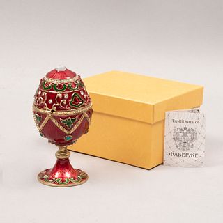 Huevo. Rusia. Siglo XX. A la manera de Karl Fabergé. Elaborado en metal dorado esmaltado. Color rojo.