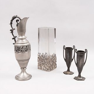 Lote de 4 artículos. Siglo XX. Elaborados en: vidrio, metal plateado y pewter. Consta de: Florero, jarra tipo clarete y 2 copas.