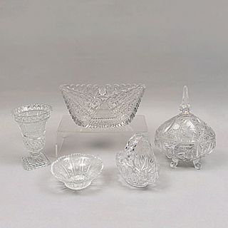 Lote de cristalería. Siglo XX. Elaborados en vidrio y cristal. Consta de: centro de mesa, bombonera, florero, canasta y depósito.