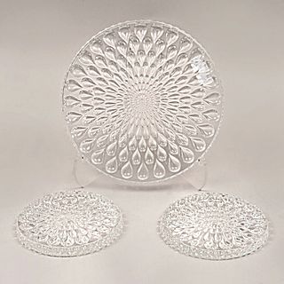 Lote de 3 centros de mesa. Francia, siglo XX. En cristal de Baccarat. Decorados con elementos geométricos y facetados.