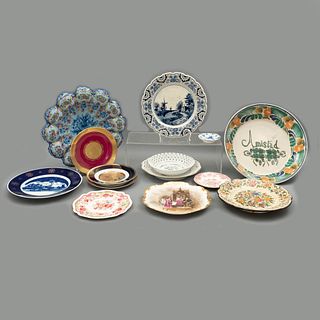 Lote de 14 platos y platones. Diferentes orígenes, diseños y marcas. Siglo XX. En porcelana, cerámica, semiporcelana y talavera.