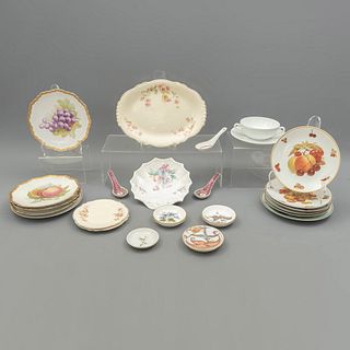 Lote de 22 platos y platones. Diferentes orígenes y marcas. Siglo XX. Elaborados en porcelana, algunos de Bavaria.